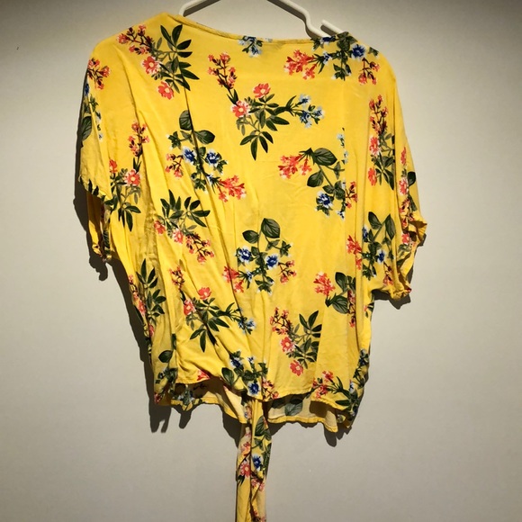 🥳2 for 15$ Beautiful Hawaiian Flowey shirt - Picture 2 of 8